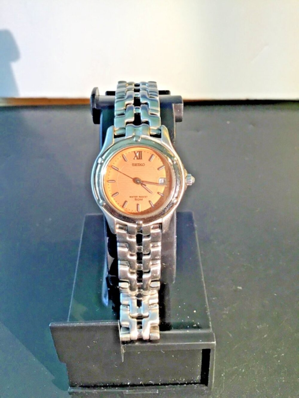 SEIKO 7N82-0580=WOMEN= SALMON COLOR DIAL==DATE==GOOD CONDITION==WORK WELL